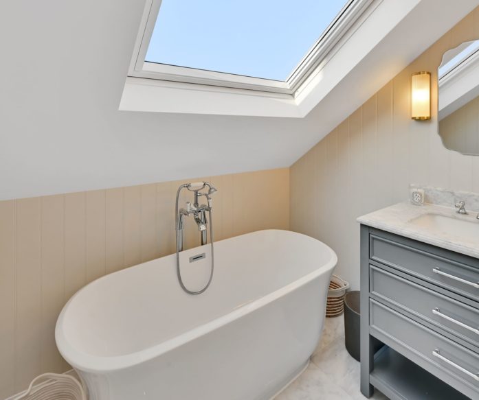 Tasteful en-suite bathroom in Chingford. Loft conversion Company working in E4, East London. L shaped Mansard.