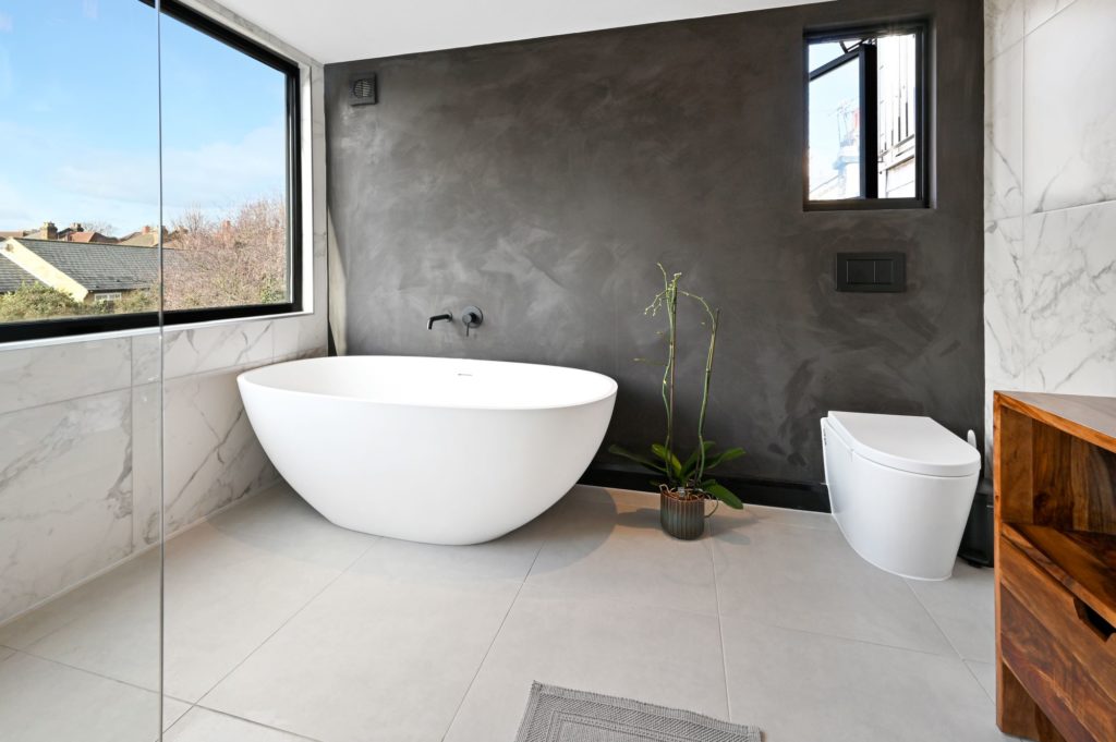 Tasteful en-suite bathroom in Hackney. Loft conversion Company working in E5, East London. L shaped Dormer.